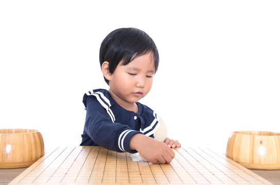 可爱的东方小女孩在学习下围棋