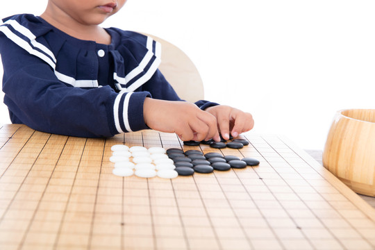 围棋老师在辅导孩子如何下围棋