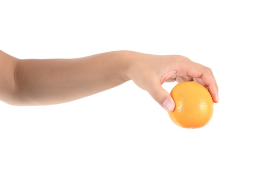 白背景前一只手拿着橙子伸出来
