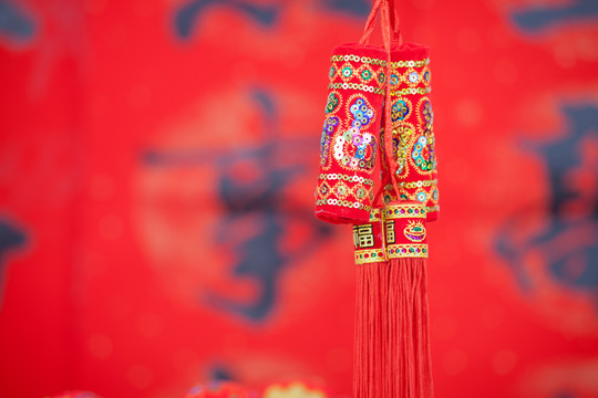 红色春联背景前中国喜庆的挂饰