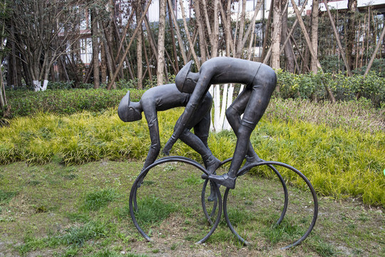 休闲公园里的自行车运动铜雕