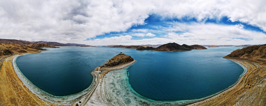 全景航拍西藏羊卓雍措湖面的小岛