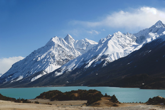 西藏雪山下的然乌湖