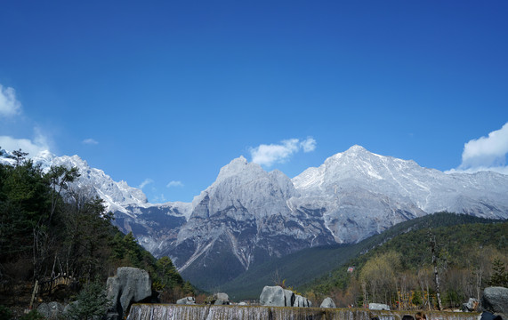 蓝天下的玉龙雪山景色