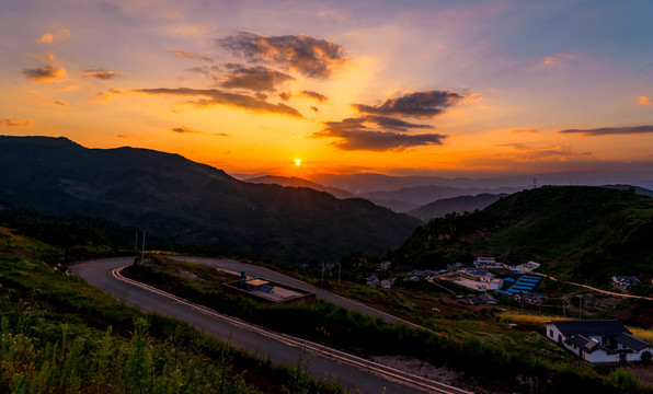 夕阳下的盘山路川西风光