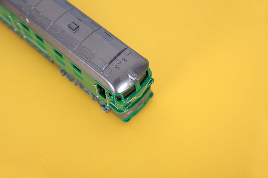 黄色背景上一辆小火车模型