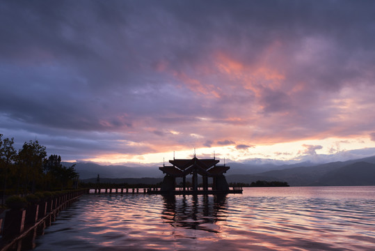 邛海彩霞