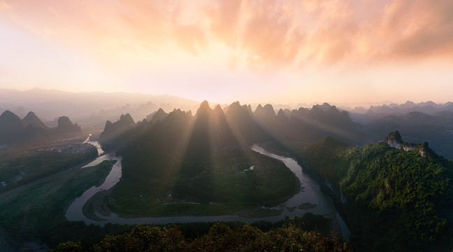 广西桂林阳朔大面山日出全景