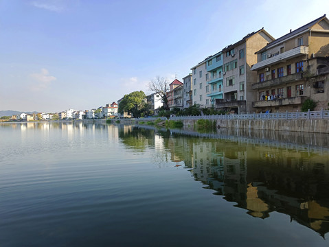 绿水青山河岸风景