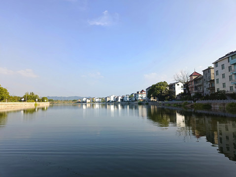 绿水青山沿河而居