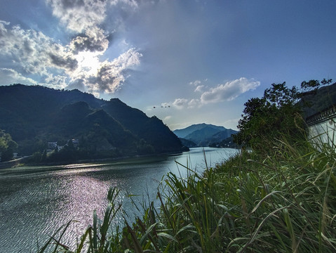 新安江崇山峻岭