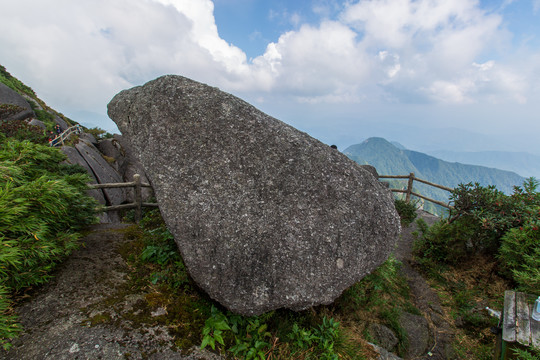 广西桂林猫儿山神仙柱巨石