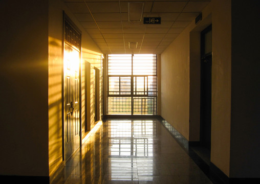 走廊里窗户透出的落日阳光