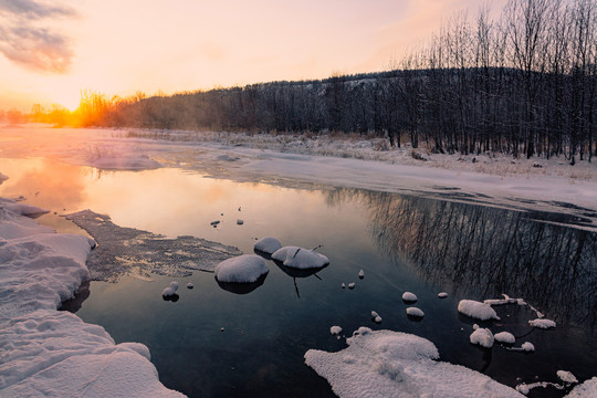 冬季根河冰雪河流傍晚夕阳