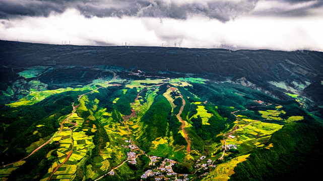 彩色大地四川凉山大风顶龙头山