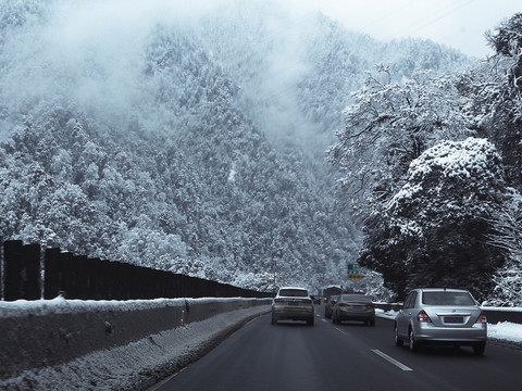 川西拖乌山泥巴山雪景雅西高速