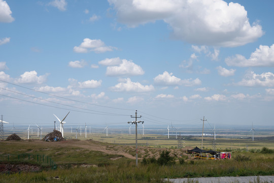 草原风光和草原上的风力发电风车
