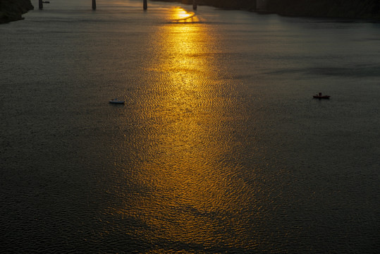 夕阳河面波光粼粼