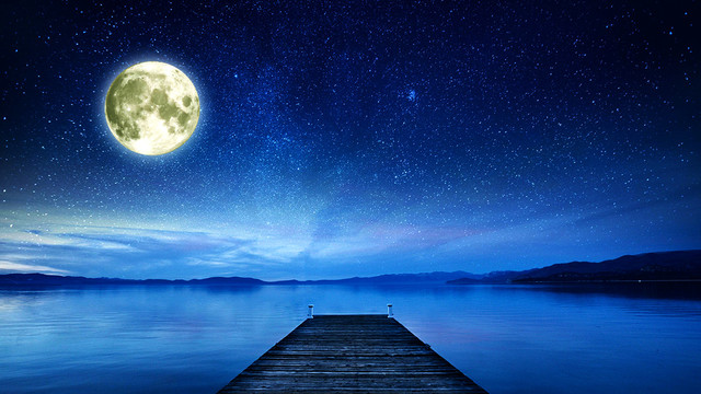 唯美星空月亮湖面夜景