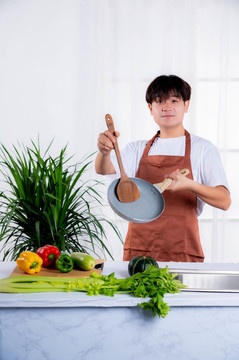 男性在厨房准备烹饪