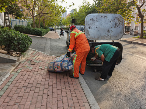 小区清理垃圾