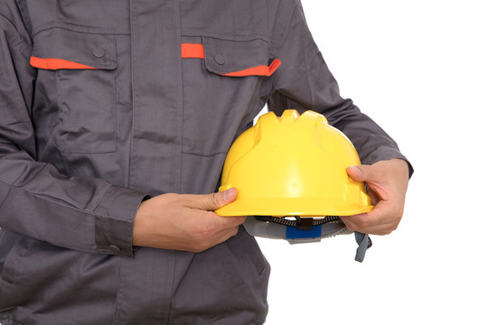 建筑工人手拿黄色安全帽特写
