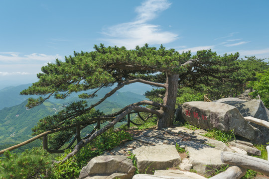 湖北黄冈罗田大别山薄刀锋风景区