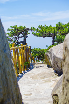 湖北黄冈罗田大别山薄刀锋风景区