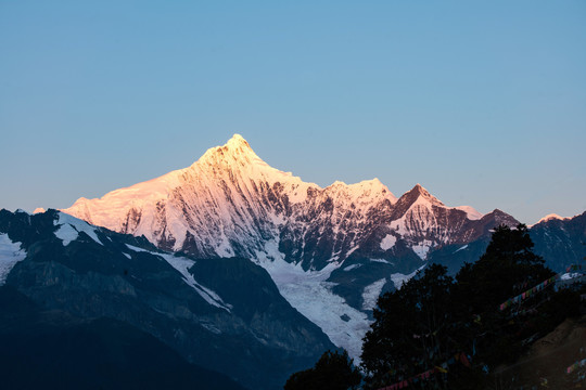 梅里雪山日照金山