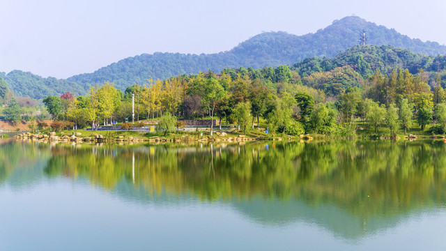 尖山湖水景