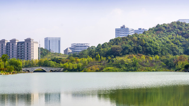 尖山湖公园湖畔建筑