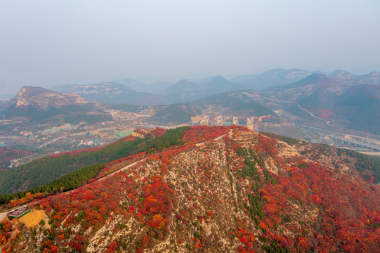 航拍济南蝎子山蚰蜒山红叶