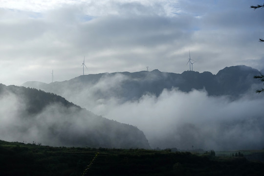 云雾山中风力发电