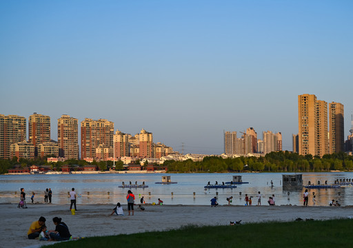 中国河南开封汴西湖银滩夜景