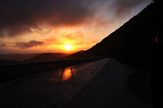 夕阳盘山公路川西公路348国道