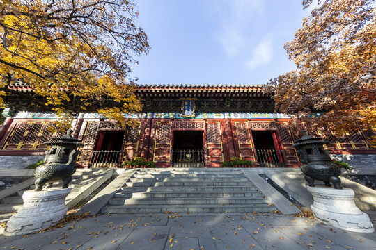 红叶掩映下的北京香山公园勤政殿