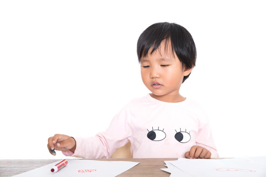 中国小孩子在努力练习绘画