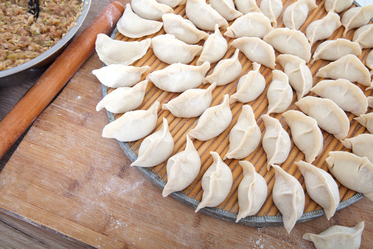 中国传统节日前准备的手工饺子