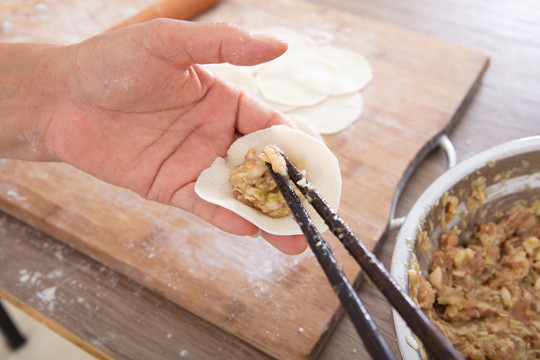 中国传统节日美食饺子的制作