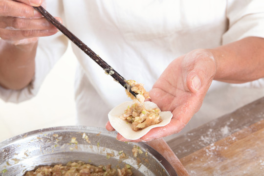 中国传统节日食品饺子的制作