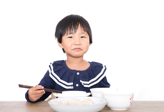 餐桌前中国小女孩在吃饭