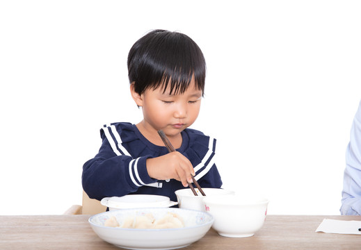 餐桌前中国小女孩在吃饭