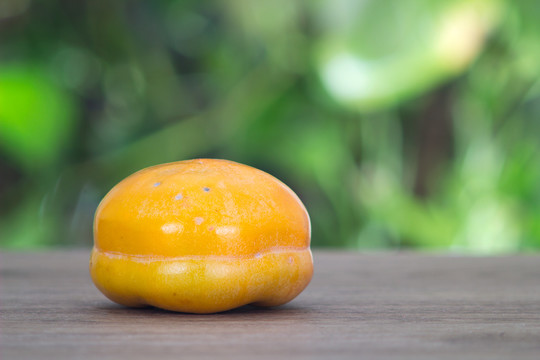 桌子上一个秋季的甜柿子