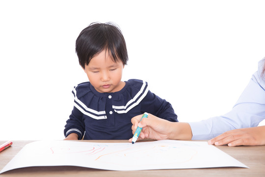 中国小女孩在桌子前学习绘画