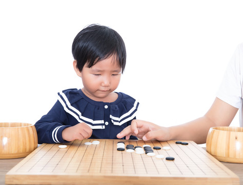 老师在辅导孩子如何下围棋