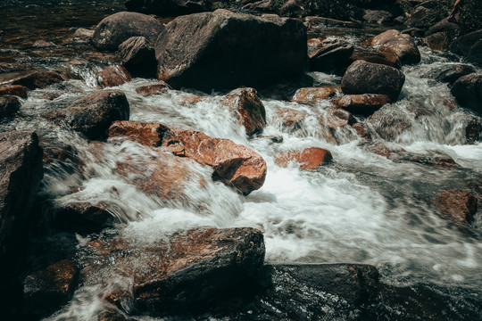 山涧溪流