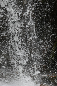 瀑布水滴
