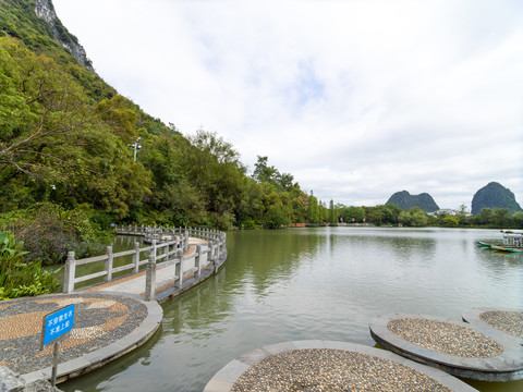 桂林市芦笛岩景区芳莲池长廊