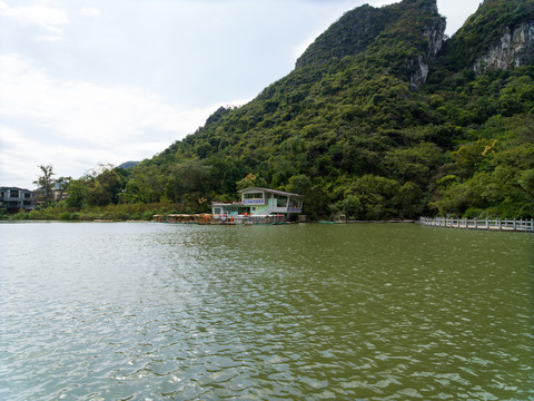 桂林市芦笛岩景区芳莲池风光