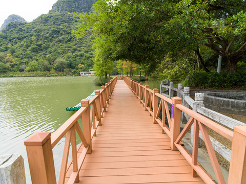 桂林市芦笛岩景区芳莲池栈道